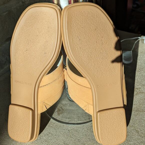 Donald Pliner - 6.5W - Kent Leather Thong - Used EXCELLENT Condition - Picture 6 of 7